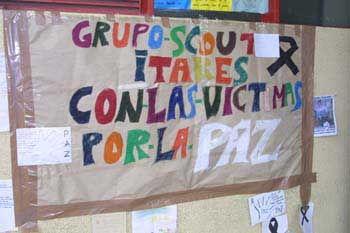 Pancarta de solidaridad con las víctimas de los Atentados del 11