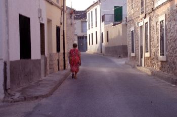 Mujer caminado, Sacramenia, Segovia, Castilla y León