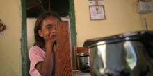 Niña de Quilombo en la cocina de su casa