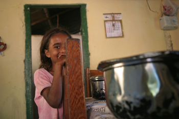 Niña de Quilombo en la cocina de su casa