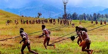 Guerreros corriendo en el valle, Irian Jaya, Indonesia