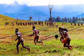 Guerreros corriendo en el valle, Irian Jaya, Indonesia