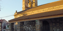 Vista lateral de iglesia en La Serna del Monte