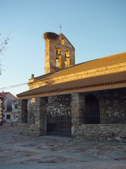 Vista lateral de iglesia en La Serna del Monte