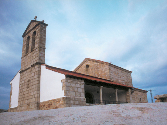 Vista lateral de iglesia en Lozoyuela