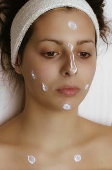 Limpieza facial: aplicación de base hidratante