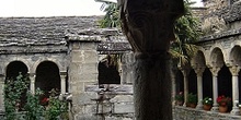 Suelo embaldosado con piedra interior claustro, Huesca