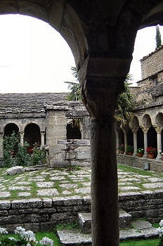 Suelo embaldosado con piedra interior claustro, Huesca