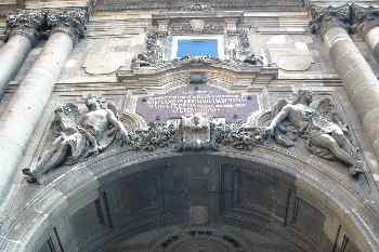 Puerta del Palacio Real, Budapest, Hungría