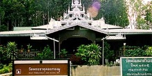 Entrada a templo con tejado blanco, Tailandia