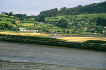 Bahía arenosa de la playa de Misiegu en la ría de Villaviciosa,