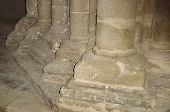 Detalle de decorado sobre las basas, Huesca