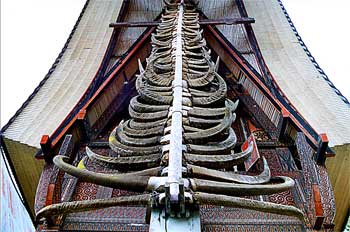 Fachada de casa decorada con cuernos de búfalo, Sulawesi, Indone