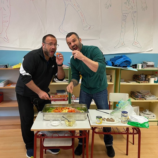 COSECHA DE LECHUGA DEL HUERTO Y COMIDA EN LA CLASE 9
