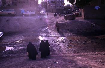 Grupos de mujeres atravesando el acceso a la ciudad vieja de San