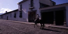 Jinete por una calle de Antigua, Guatemala