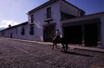Jinete por una calle de Antigua, Guatemala