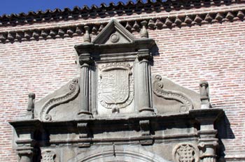 Escudo en frontispicio