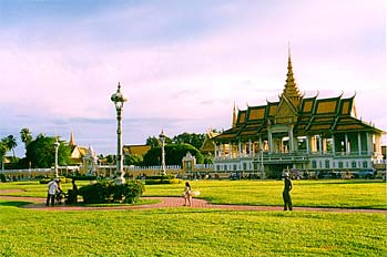 Acceso al Palacio Real en Phnom Pehn, Camboya