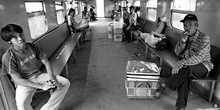 Interior de un vagón de tren, Indonesia
