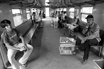 Interior de un vagón de tren, Indonesia