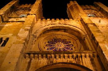 Fachada de La Sé iluminada de noche, Lisboa, Portugal