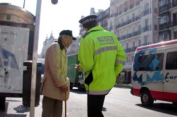 Policía municipal ayudando a un anciano