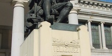 Estatua de Velázquez en entrada del museo de El Padro de Madrid
