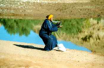 Anciano con una serpiente durante un espectáculo, Marruecos