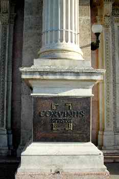 Columna con letrero de la Universidad de Corvinus, Budapest, Hun