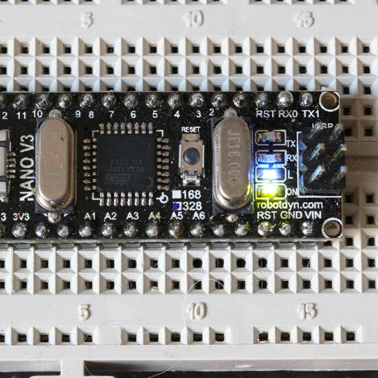 Arduino nano v3 en placa de pruebas para prácticas TIC