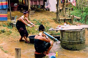 Mujeres jirafa sacando agua, Tailandia
