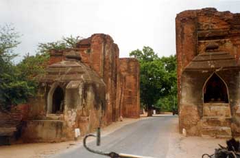 Puerta medieval en Bagan, Myanmar