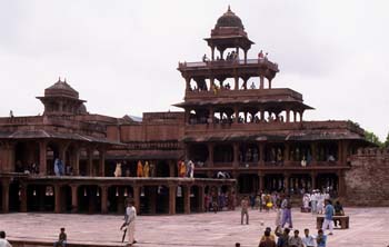 Vista de la ciudad abandonada de Fatepur Sikri, un día festivo,