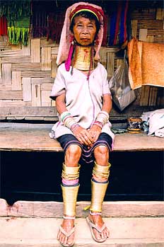 Mujer jirafa anciana con aros típicos, Tailandia