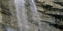 Aficionados al rappel en una cascada del Barranco de Sorrosal, H