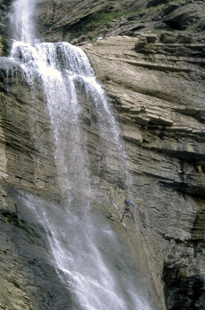 Aficionados al rappel en una cascada del Barranco de Sorrosal, H