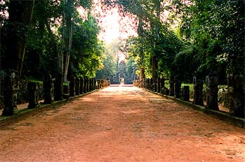 Avenida de tierra batida y estatuas, Angkor, Camboya