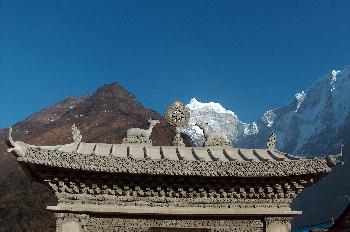 Puerta de entrada al monasterio de Tengboche