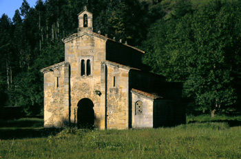 Vista desde el suroeste de la iglesia de San Salvador de Valdedi