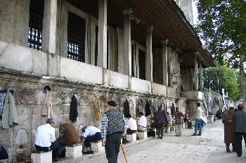 Personas limpiando sus pies antes de entrar a la mezquita, Estam