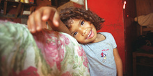 Niña en su chabola, favela de Sao Paulo, Brasil