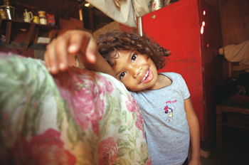 Niña en su chabola, favela de Sao Paulo, Brasil