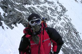 Escalador con tanques y máscara de oxígeno