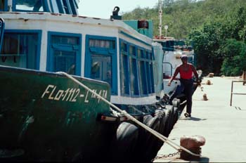 Barco anclado en un puerto, Cuba