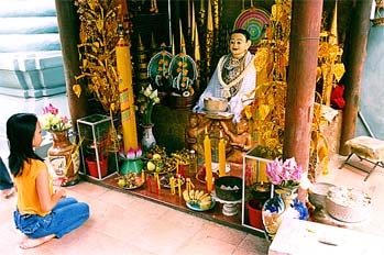 Niña rezando a diosa de la suerte Phnom Penh, Camboya