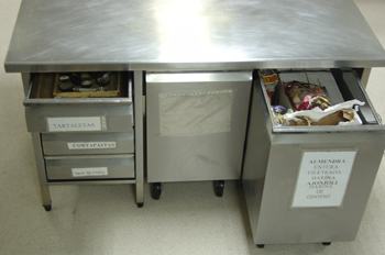 Mesa de trabajo con cajones y cubetas