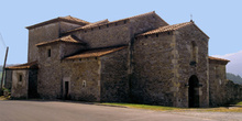 Vista de conjunto de la iglesia de Santianes de Pravia, Principa