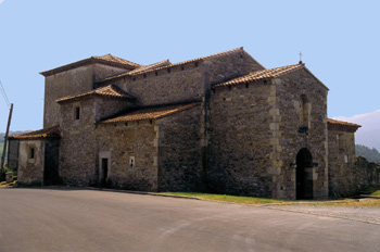 Vista de conjunto de la iglesia de Santianes de Pravia, Principa