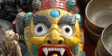 Venta de máscaras y muñecas religiosas, Katmandú, Nepal